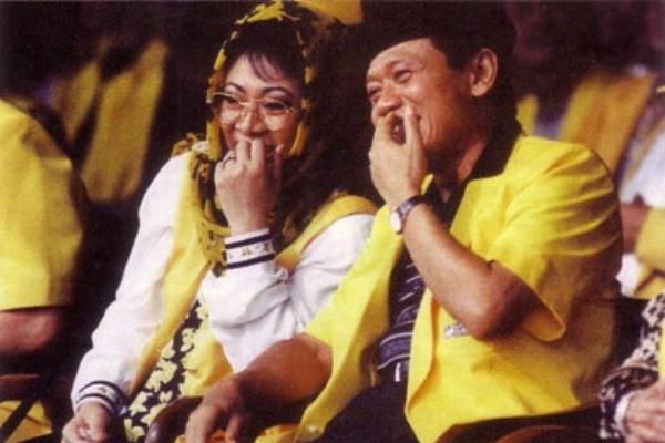 Harmoko dan Siti Hardijanti Rukmana, anak Presiden Seoharto, yang akrab dan populer dipanggil Mbak Tutut. (kompasiana.com).