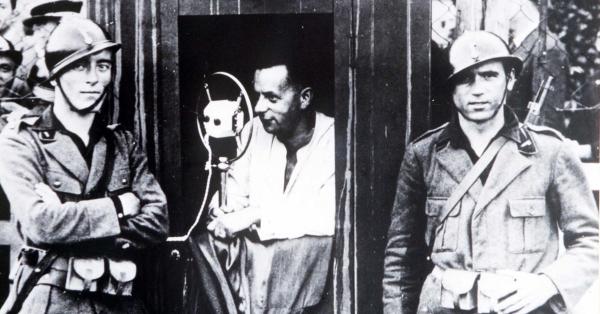 Seorang komentator di salah satu laga Piala Dunia 1934 di Italia di mana di tahun itu juga untuk pertamakali disiarkan via radio. (fifa.com).