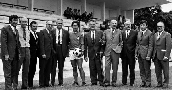 Jean Djorkaeff di tengah-tengah petinggi Paris Saint-Germain menjelang musim perdana klub di Divisi 2 pada 1970 (psg.fr)