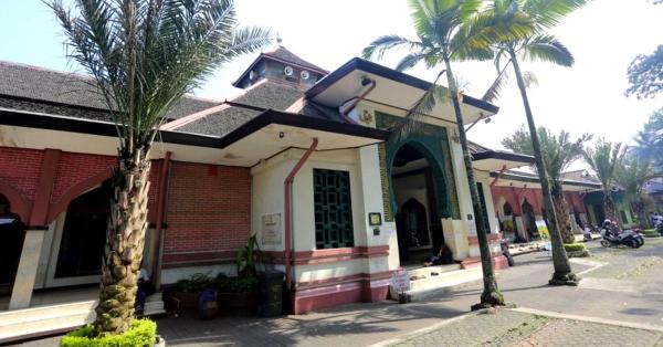 Masjid Cipaganti, berdiri tahun 1930-an, rancangan Prof. Kemal C.P. Wolff Schoemaker di Bandung, Jawa Barat. (humas.bandung.go.id)