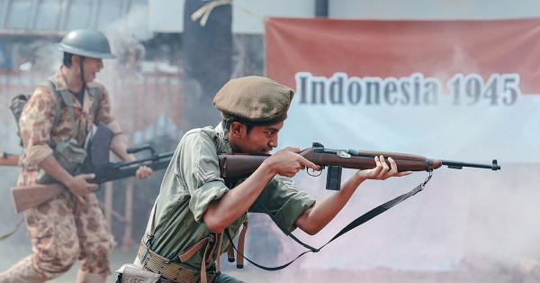 Anggota Komunitas Reenactor Bangor mementaskan sosiodrama yang meragakan reka ulang peristiwa kemerdekaan Indonesia yang bertajuk "Gelora Bangsa" di Jakarta. (Historia/Fernando Randy)