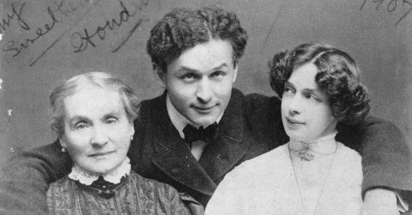 Harry Houdini alias Erik Weisz yang diapit ibunya, Cecilia Steiner Weisz (kiri) dan istrinya, Wilhelmina Beatrice 'Bess' Houdini (loc.gov)
