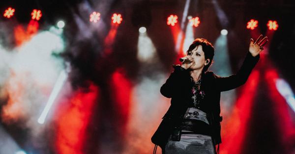 Dolores saat tampil di Jakarta pada 2011. (Fernando Randy/Historia).