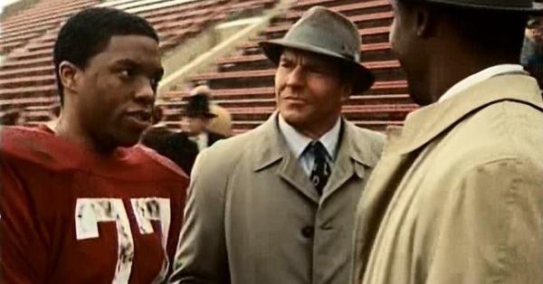 Di film "The Express", Chadwick Boseman (kiri) memerankan atlet American Football, Floyd Little (Foto: Davis Entertainment)