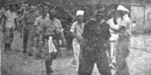 Pejuang Indonesia dalam pertempuran melawan kapal perang Belanda. (Repro Perdjuangan Rakjat Tapanuli Sumatra Timur).