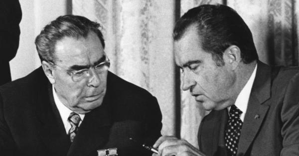Presiden Amerika Serikat Richard Milhous Nixon (kanan) & pemimpin Uni Soviet Leonid Ilych Brezhnev bertemu pada 1973 setelah dua tahun sebelumnya sepakat tak menyeret Perang India-Pakistan menjadi Perang Dunia Ketiga (Foto: cia.gov)