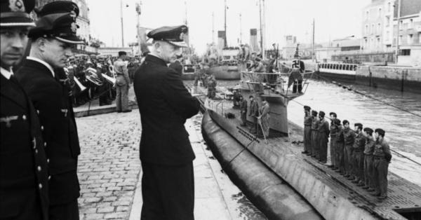 Großadmiral Karl Dönitz di salah satu pangkalan U-Boat di St. Nazaire, Prancis, medio 1941. (Bundesarchiv).