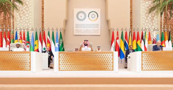 Putra mahkota Arab Saudi, Pangeran Mohammed bin Salman al-Saud Itengah) di KTT Luar Biasa OKI (X @OIC_OCI)