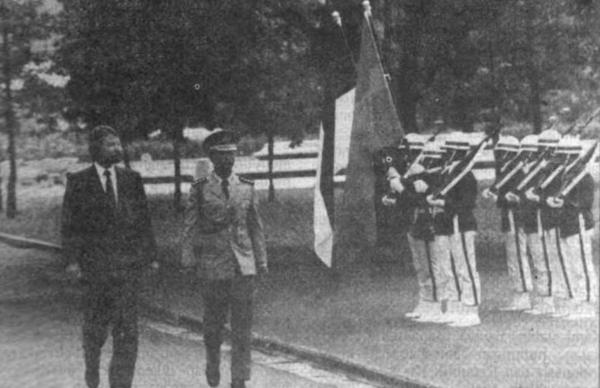 Kolonel Polisi Kunarto bersama Duta Besar Kerajaan Swedia Karl Goran Thorvald Engstrom memeriksa barisan. (Sekneg/Mimbar Kekaryaan ABRI, Edisi 182/Th. XVI/Februari 1986).