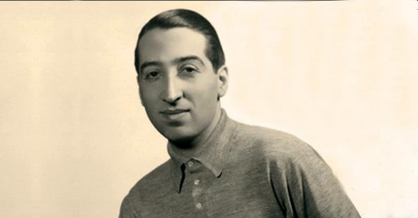 Rene Lacoste mengenakan kaus tenisnya