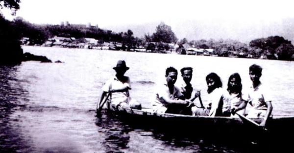 Sjahrir (kiri, bertopi) bersama anak-anak angkatnya di Banda ((Repro: Sutan Sjahrir: True Democrat, Fighter for Humanity,1909-1966)