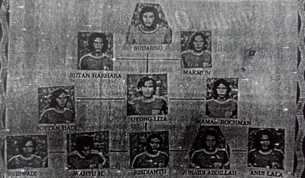 Susunan pemain Persija di final Perserikatan 1975 dengan Sudarno di bawah mistar gawangnya (Gue Persija)