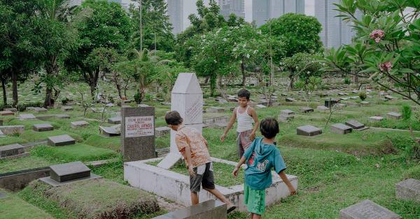 Anak-anak bermain di sekitar makam Chairil Anwar di TPU Karet Bivak, Jakarta. (Historia.ID/Fernando Randy).