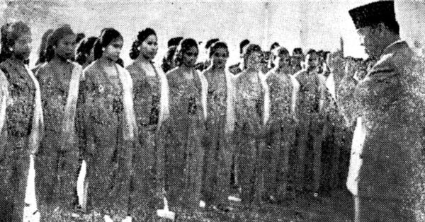 Presiden Sukarno menyambut rombongan seni-budaya jelang Malam Seni Ganefo (Repro: Ganefo: Olimpiade Kiri di Indonesia)