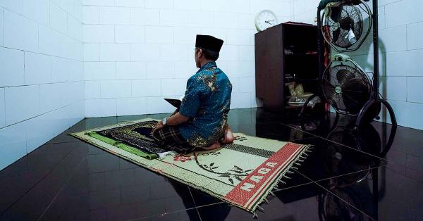 Pak Parto yang sudah puluhan tahun bekerja di Klenteng Da Bo Gong Ancol. (Fernando Randy/Historia.id).