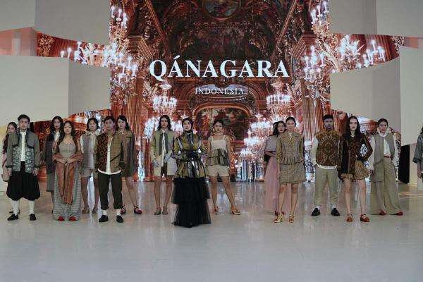 Konsep busana "Nona Lisa" perpaduan tenun dengan desain era Elizabethan di masa kerajaan Eropa abad pencerahan. Foto: Riyono Rusli/Historia.id.