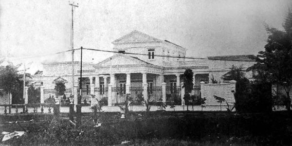 Rumah mewah bergaya Romawi di Real Estate Masnaga, Bekasi, pada 1980-an. (Prisma, No. 4 April 1983).