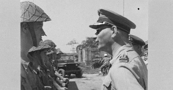 Letnan Jenderal S.H. Spoor saat memeriksa pasukannya. (Wikimedia Commons).