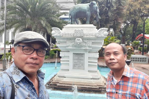 Priyambudi Sulistyanto, dosen senior Flinders University, dan Wahyu Susilo, Direktur Eksekutif Migrant Care, di depan patung gajah di Museum Nasional hadiah Raja Chulalongkorn. (Dok. Priyambudi Sulistyanto).