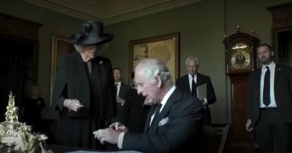 Momen malfungsi pena yang membuat frustrasi Pangeran Charles di masa duka wafatnya Ratu Elizabeth II (Youtube Guardian News)