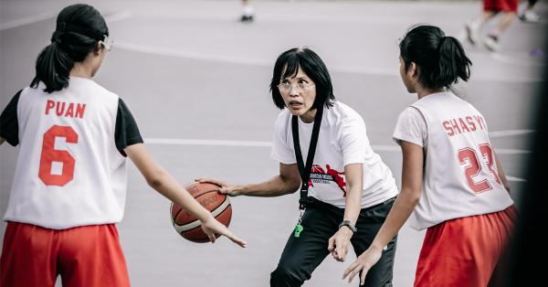 Bak nostalgia dengan masa-masanya menjadi pemain, Julisa kerap berlarian men-dribble bola untuk memberi contoh. (Fernando Randy/Historia).