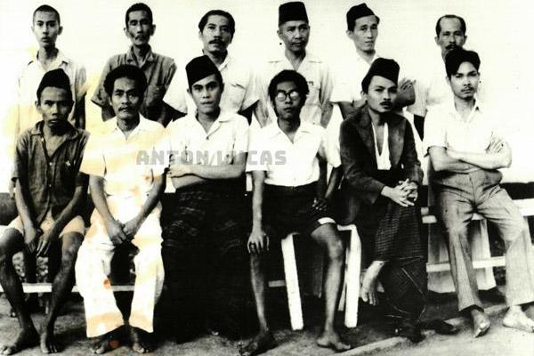 Pelaku Peristiwa Tiga Daerah ditahan di penjara Yogyakarta pada Desember 1946. Sakhyani alias Kutil berdiri kedua dari kiri. (Koleksi Anton Lucas).