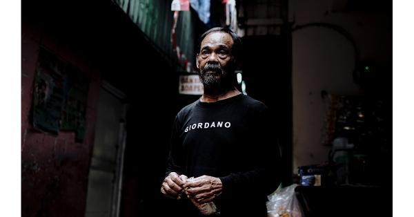 Tuba sedang membeli kerupuk di warung langganannya di sekitar rumah. (Historia.ID/Fernando Randy).