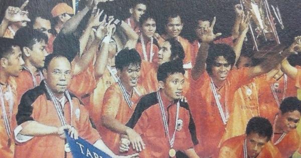 Skuad Persija dalam perayaan juara Liga Indonesia 2001, di mana nampak Luciano Leandro di tengah-tengah tim (Foto: Repro "Panglima Gajah, Manajer Juara)