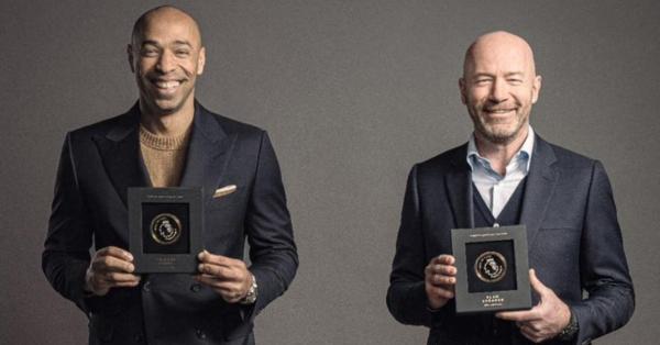 Alan Shearer (kanan) bersama Thierry Daniel Henry jadi yang pertama dimasukkan ke jajaran Hall of Fame. (Twitter @alanshearer).