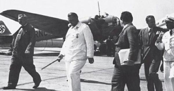 Panglima Luftwaffe Generaldfeldmarschal Hermann Wilhelm Göring mengunjungi basis Junkers di Dessau (Junkers Ju 88, The Early Years)