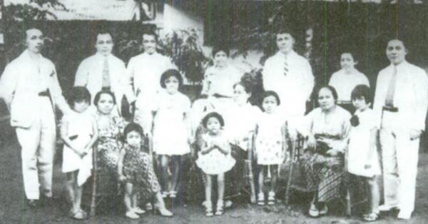 Bung Hatta (berdiri, kedua dari kiri) & Bung Sjahrir (berdiri, paling kanan) setibanya di rumah Iwa Kusumasumantri di Banda Neira (Repro: Sutan Sjahrir: True Democrat, Fighter for Humanity,1909-1966)
