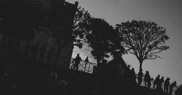 Para wisatawan menikmati sore hari di Sacrè-Coeur. (Fernando Randy/Historia).