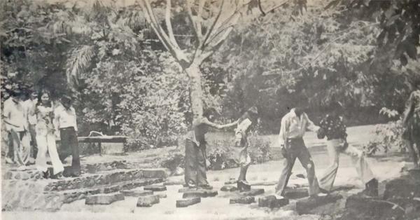Bujang dan dara 1970-an bergandengan tangan di ruang publik. Hal seperti ini tidak ditemukan pada periode sebelumnya. (Midi, 31 Agustus 1974)