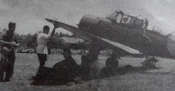 Satu dari sekian pesawat Tachikawa Ki-55 "Cukiu" hasil perbaikan kru teknik Lanud Bugis. (Dispenau/Repro Sang Elang).