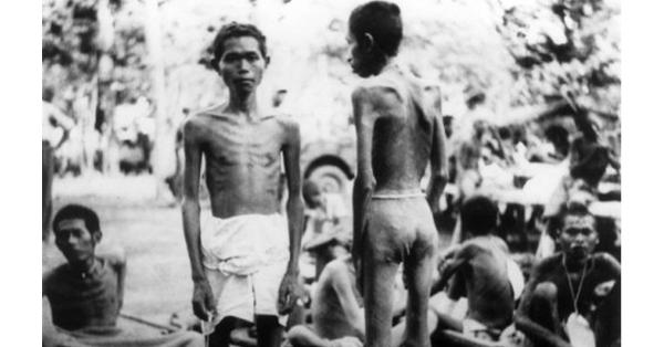 Dua orang romusha yang tampak kurus sedang melakukan pemeriksaan (nationaalarchief.nl)