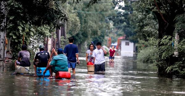 Para warga berusaha melewati banjir di kawasan Kelapa Gading, Jakarta. (Fernando Randy/Historia).