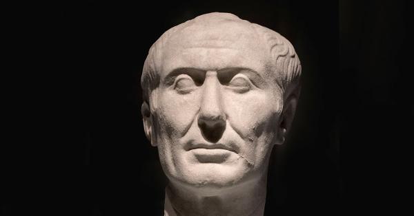 usculum portrait, mungkin satu-satunya yang masih tersisa dari patung wajah Caesar yang dibuat semasa hidupnya. KoleksiArchaeological Museum,Turin, Italia. (Wikipedia)