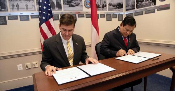 Menhan Amerika (kiri) Mark Thomas Esper & Menhan RI Prabowo Subianto menandatangani Memorandum of Intent. (embassyofindonesia.org).