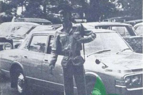 Seragam tukang parkir di Kantor Balaikota DKI Jakarta hasil rancangan Gubernur Ali Sadikin. (Sinar Harapan, 17 Mei 1975/Perpusnas RI).