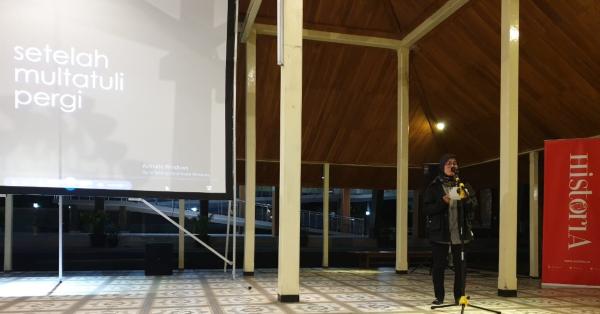 Bupati Lebak Hj.Iti Octavia Jayabaya memberikan sambutan dalam pemutaran perdana film "Setelah Multatuli Pergi" di Museum Multatuli, Rangkasbitung, Lebak (Foto: Dok. Bonnie Triyana)