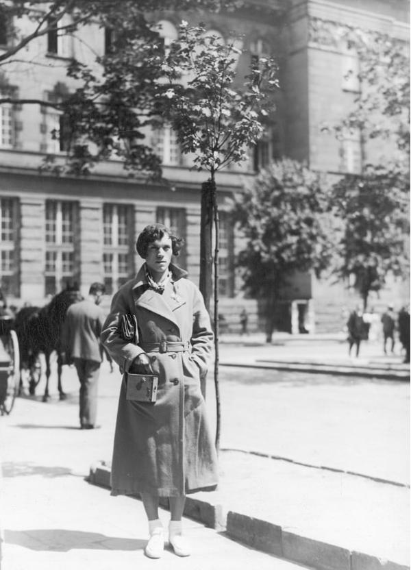 Stella Walsh di sebuah jalan di Warsawa, 1934. (Kurier Codzienny Narodowe Archiwum Cyfrowe/Sheldon Anderson, The Forgotten Legacy of Stella Walsh).