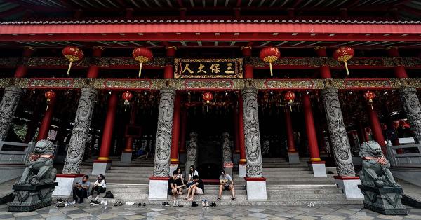 Para pengunjung beristirahat di Klenteng Sam Poo Kong, Semarang. (Fernando Randy/Historia).