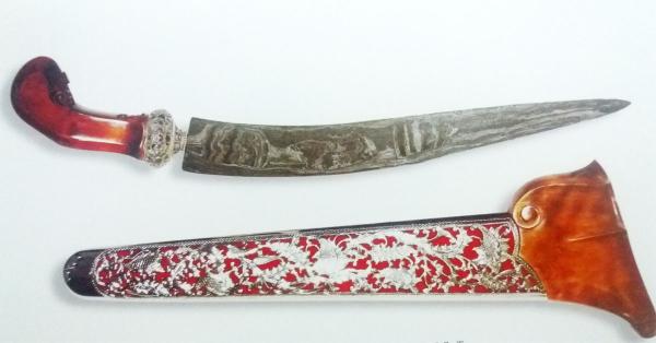 Keris berdapur Cengkrong diperkirakan buatan Nyi Sombro. Tuahnya untuk melindungi keluarga, kesejahteraan, dan kepemimpinan. (Repro Tafsir Keris​​​ karya Toni Junus).​​​​ 