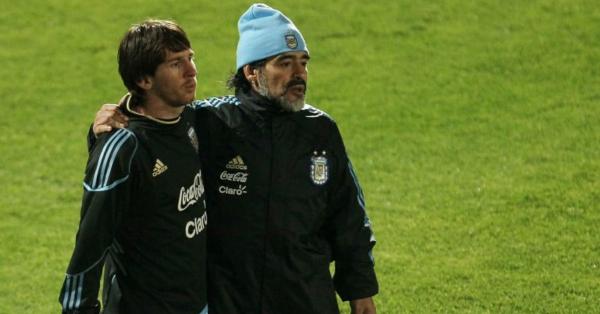 Lionel Andrés Messi Cuccittini (kiri) salah satu megabintang Argentina yang berduka. (fifa.com).