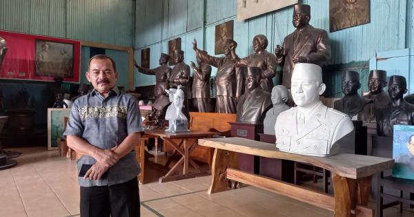 Yusman dan patung enam Presiden RI (Randy Wirayudha/Historia)