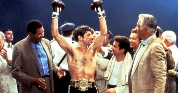 Memerankan petinju Jake LaMotta dalam Raging Bull, De Niro meraih Piala Oscar keduanya sebagai aktor terbaik. (United Artists).