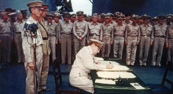 Jenderal Douglas MacArthur mewakili Sekutu menandatangani kapitulasi Jepang di atas geladak USS Missouri (Foto: Naval History and Heritage Command)