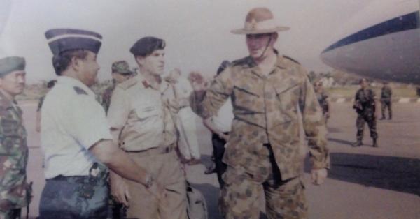 Tatang Kurniadi (kiri) saat turut menyambut Mayjen Cosgrove (Foto: Dok Pribadi Tatang Kurniadi)