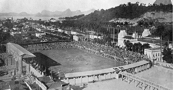 Copa América 1919 yang akhirnya digelar di Estádio das Laranjeiras di Rio setelah setahun sebelumnya harus ditunda gara-gara Flu Spanyol. (Twitter @ViejosEstadios).