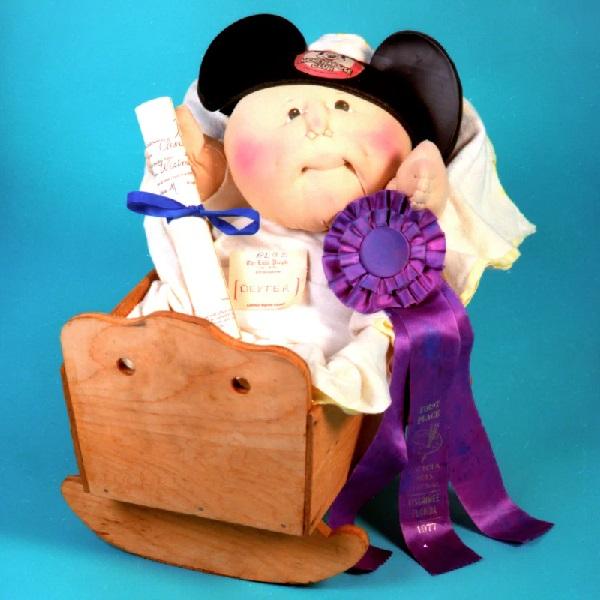 Mulanya boneka yang dibuat Xavier Roberts pada tahun 1970-an dinamai Little People. Namun nama boneka itu diubah menjadi Cabbage Patch Kids dengan sebuah narasi bahwa boneka-boneka tersebut berasal dari ladang kubis. (www.cabbagepatchkids.com).